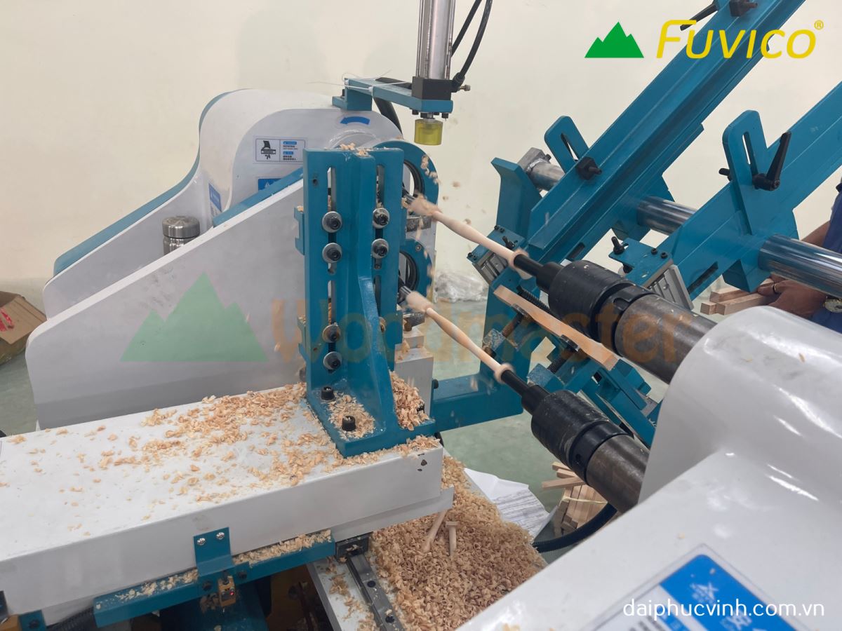 Máy tiện gỗ CNC 2 trục nạp phôi làm việc đồng thời WM-1500A2 9301