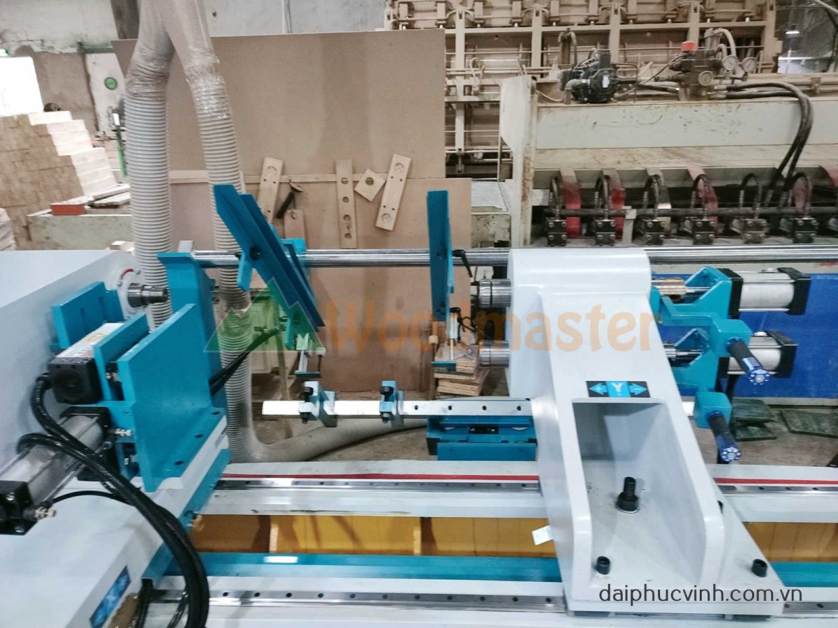 Máy tiện gỗ CNC 2 trục nạp phôi làm việc đồng thời WM-1500A2 6209