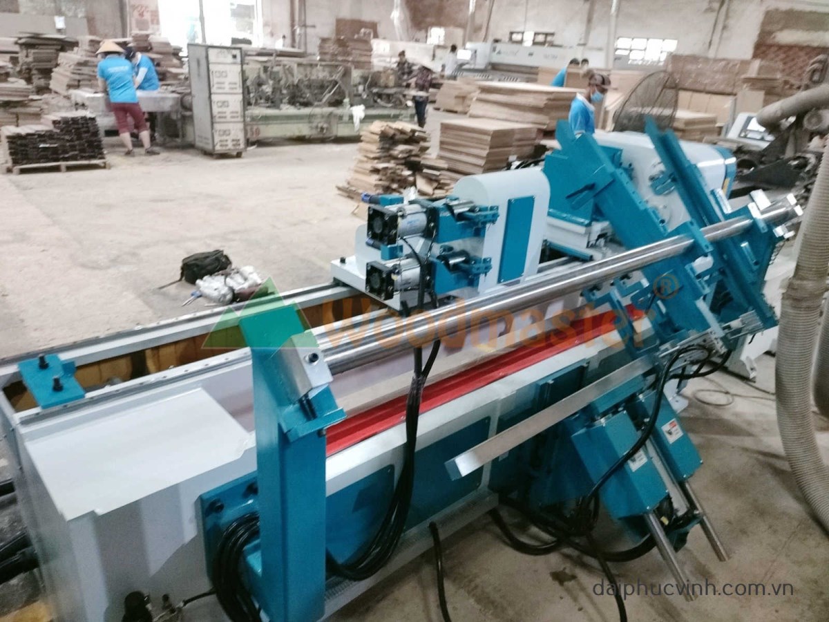 Máy tiện gỗ CNC 2 trục nạp phôi làm việc đồng thời WM-1500A2 6210