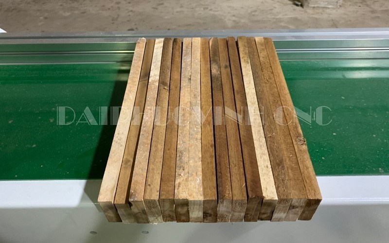 MÁY CẮT KHUYẾT TẬT GỖ CHỌN PHÔI TỰ ĐỘNG 7482