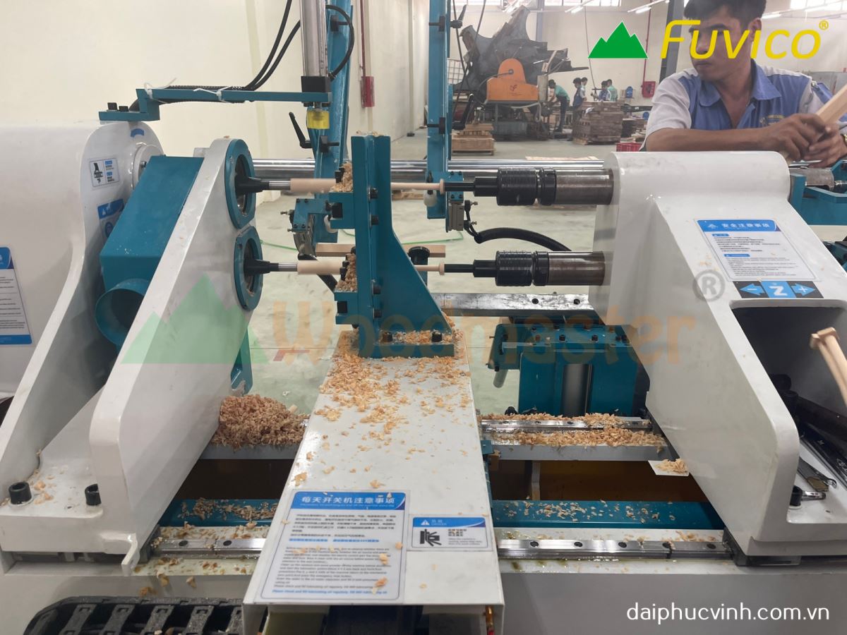 Máy tiện gỗ CNC 2 trục nạp phôi làm việc đồng thời WM-1500A2 9302
