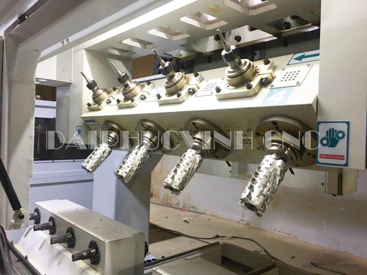 MÁY PHAY CNC 4 TRỤC 16 DAO KẸP XOAY 360 ĐỘ LÀM CHÂN BÀN GHẾ 7880