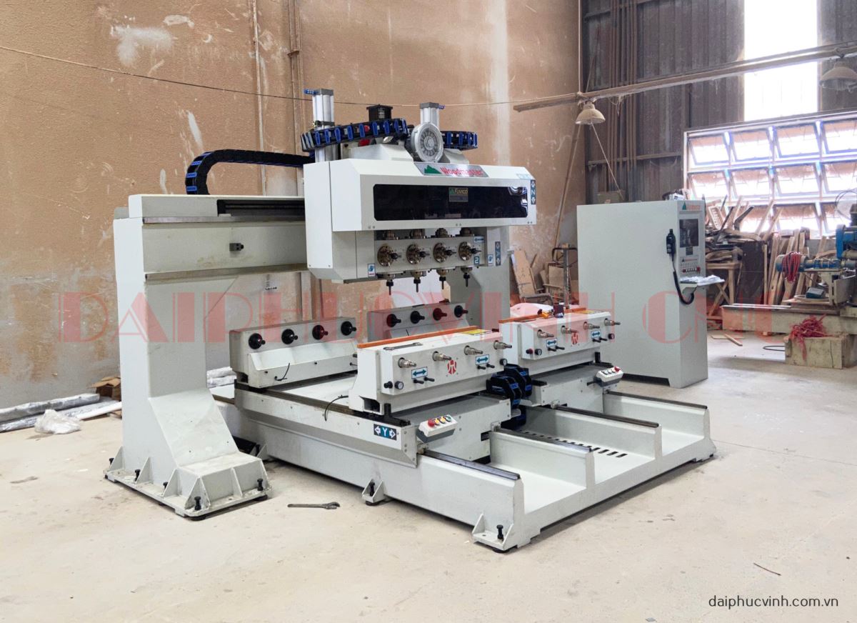 MÁY PHAY CNC 4 TRỤC 16 DAO KẸP XOAY 360 ĐỘ LÀM CHÂN BÀN GHẾ 7789