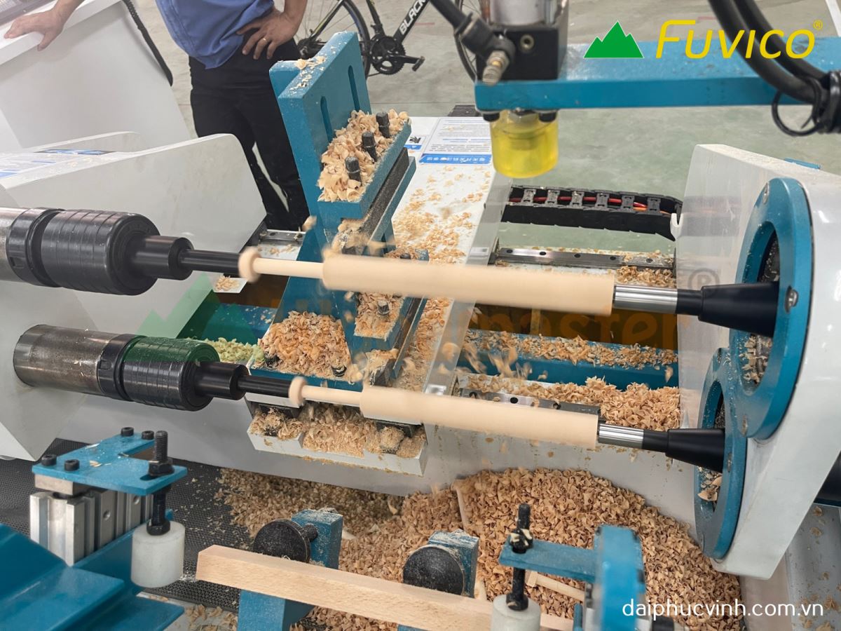 Máy tiện gỗ CNC 2 trục nạp phôi làm việc đồng thời WM-1500A2 9300