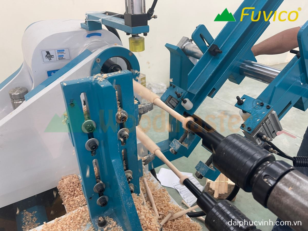 Máy tiện gỗ CNC 2 trục nạp phôi làm việc đồng thời WM-1500A2 9304