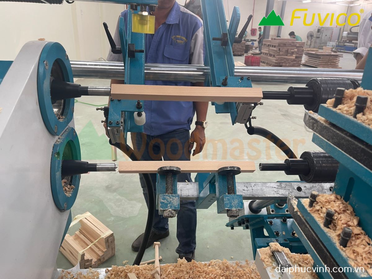 Máy tiện gỗ CNC 2 trục nạp phôi làm việc đồng thời WM-1500A2 9303
